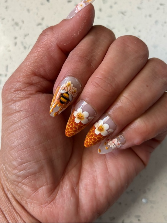 Big Jewelry Co Other - Nails - Yellow & White Floral Set Honey Bee Design